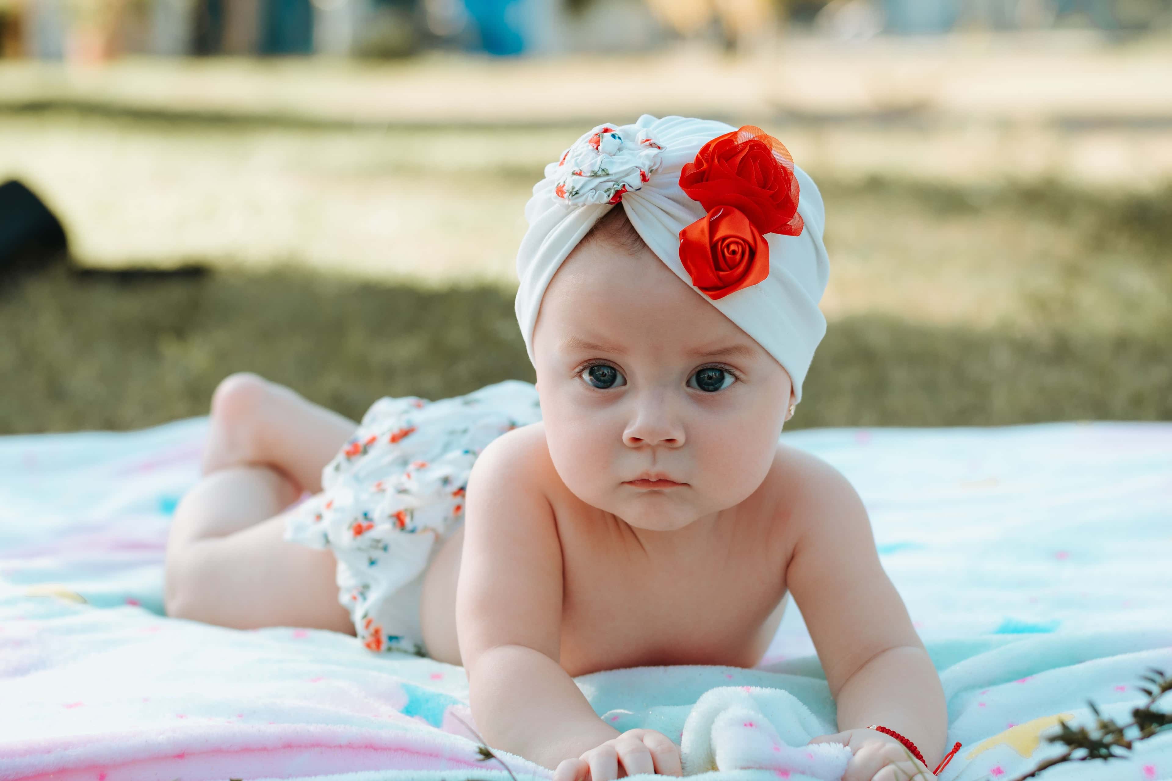 Blije baby op een dekentje